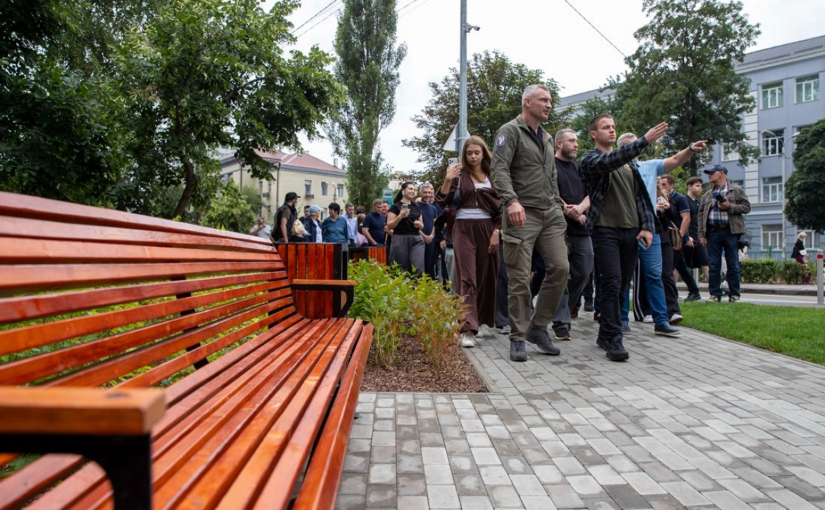 Кличко показав новий сквер біля метро «Політехнічний інститут»: на місці 21 МАФу з'явилася зелена зона