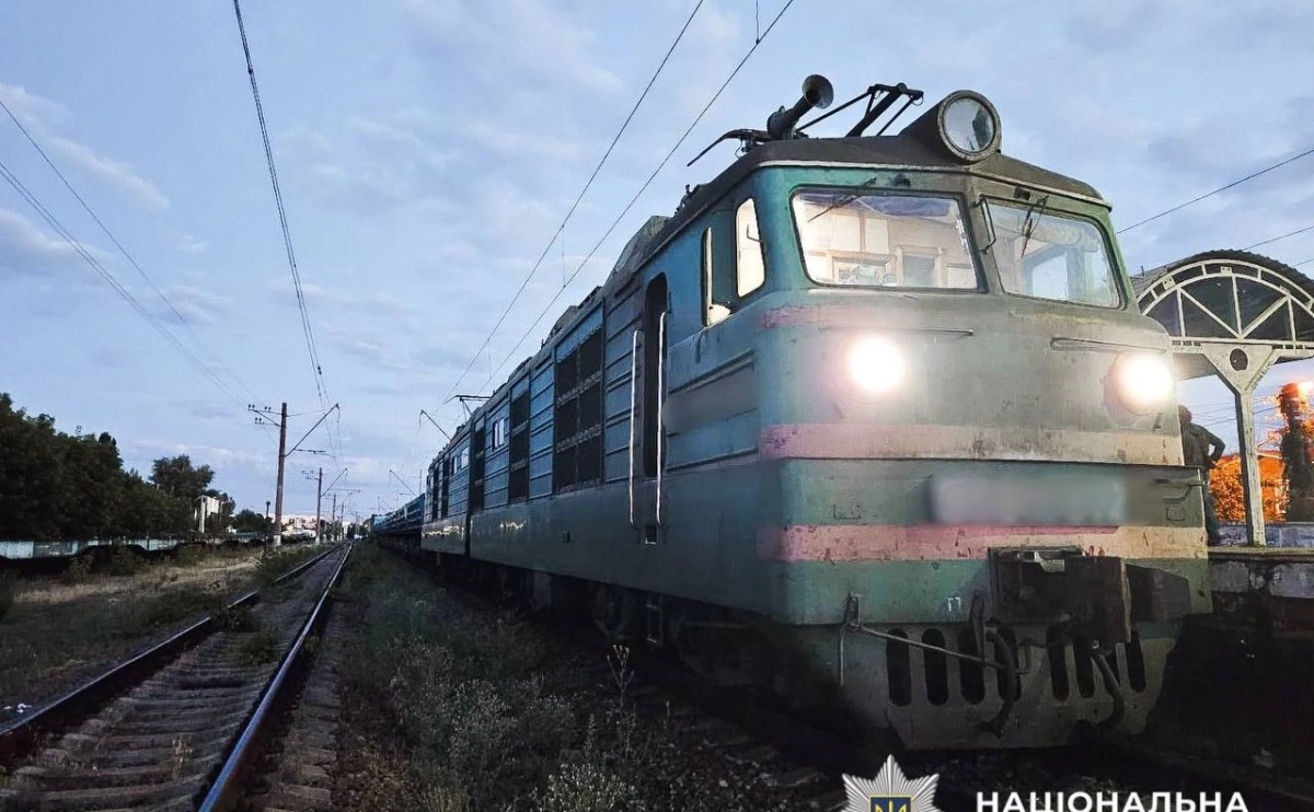 На вокзалі в Ірпені під колесами вантажного поїзда загинула молода жінка