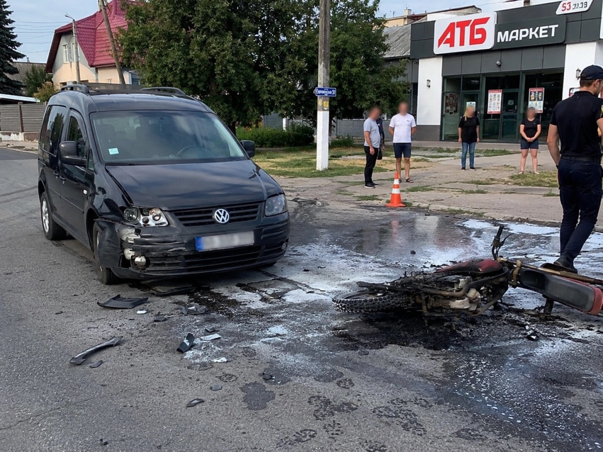 У Таращі Volkswagen зіткнувся з мотоциклом: після удару транспорт загорівся