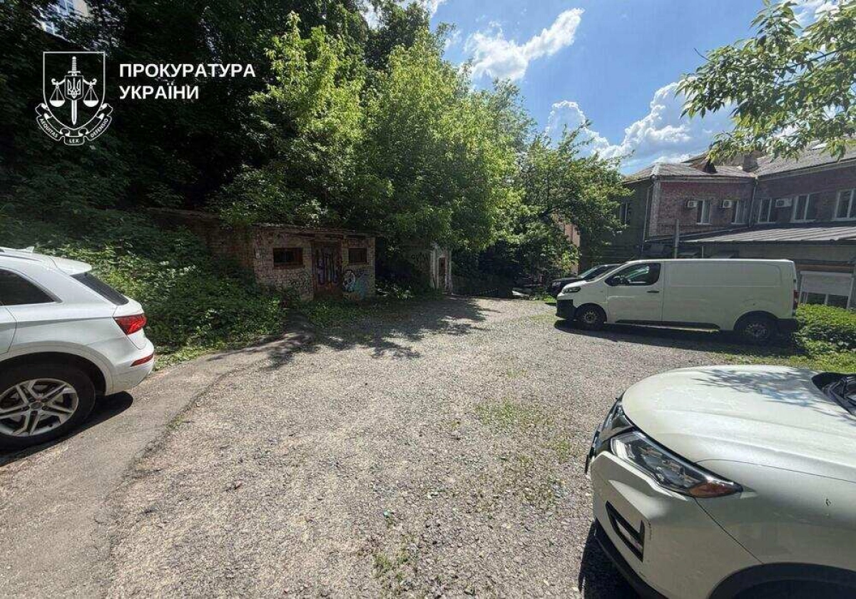 Сміттєзбірники замість нерухомості: у Києві через суд оскаржують схему із землею біля Майдану