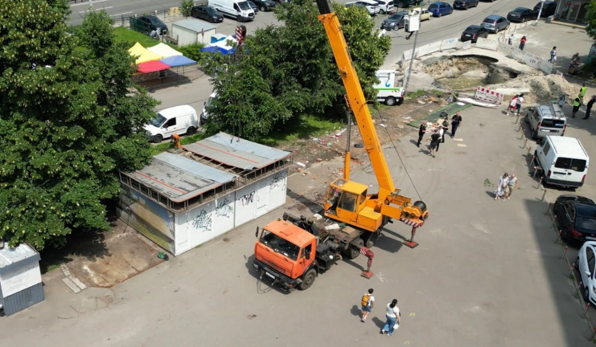 У Києві демонтували МАФи, які блокували ремонт водомереж на Теремках-1