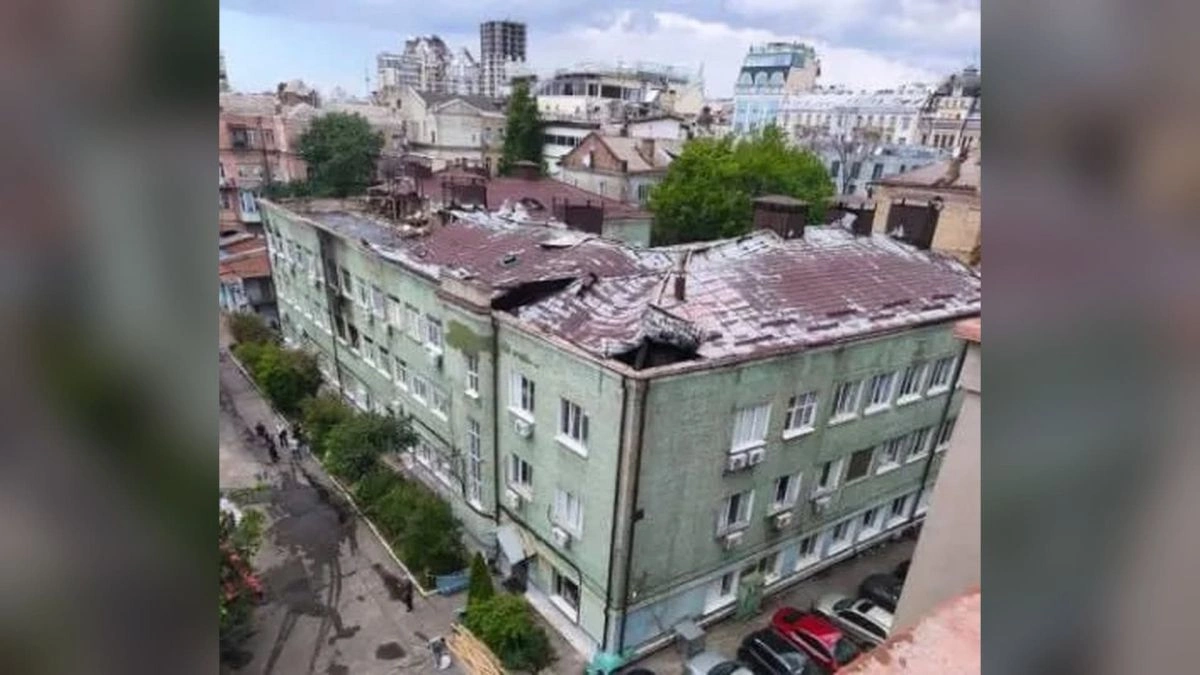 У Києві законсервували пошкоджений після російської атаки дах Інституту біохімії