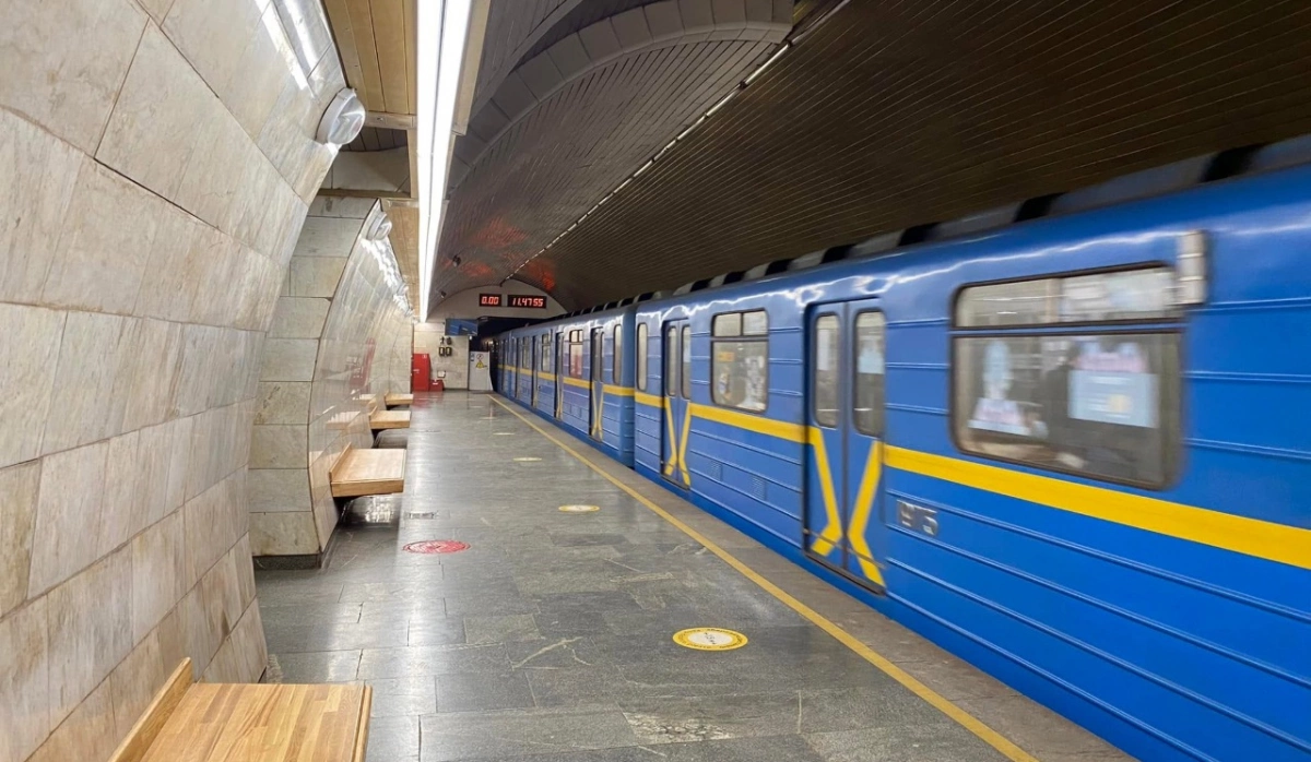 Чому поїзди метро Києва не залишають на станціях на ніч: пояснення метрополітену
