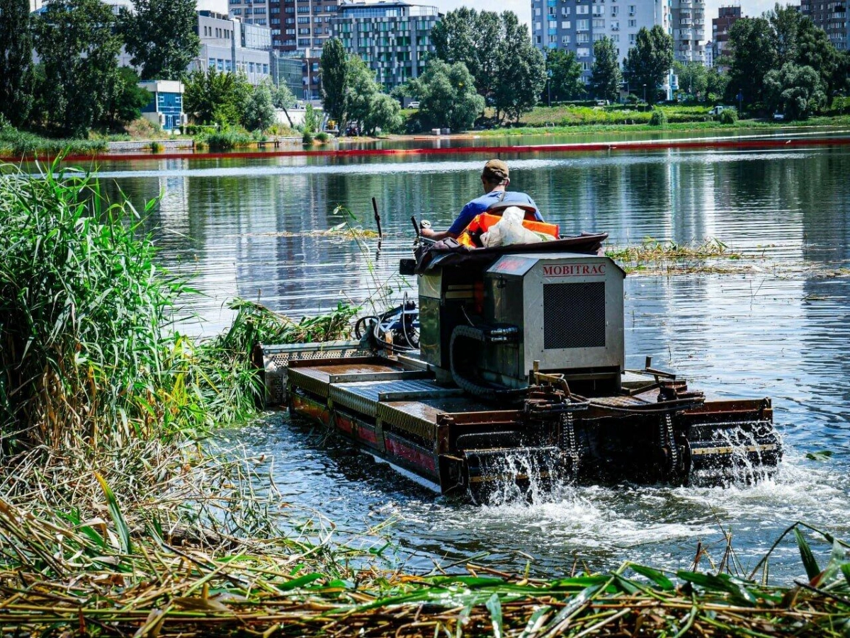 Кирилівське озеро в Києві очищають після атаки РФ: з води прибирають нафту