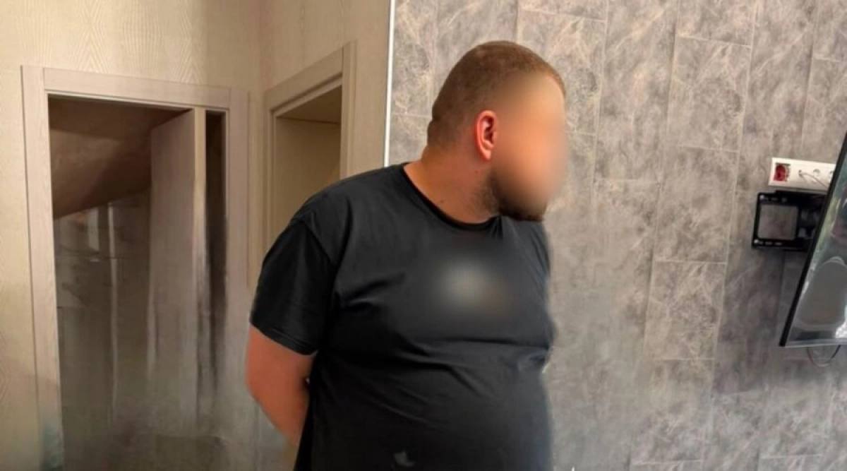 На Київщині викрили шахрая, який обікрав інтернет-магазин парфумерії
