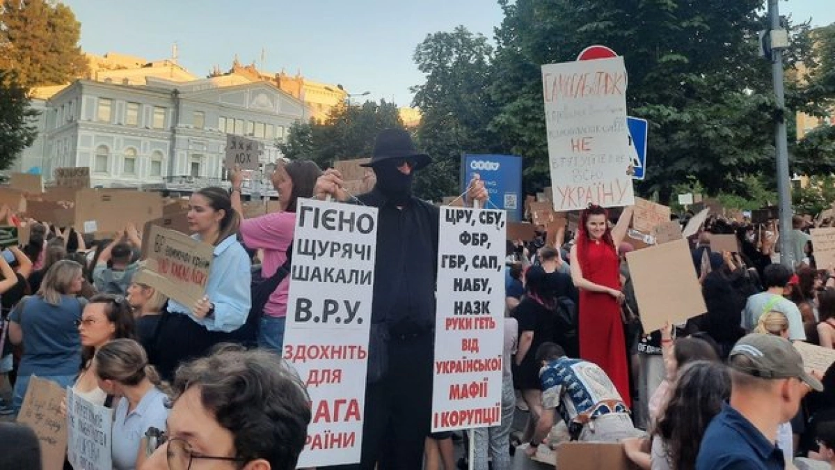 У центрі Києва мітинг проти відставки Михайла Федорова зібрав понад 10 тисяч учасників