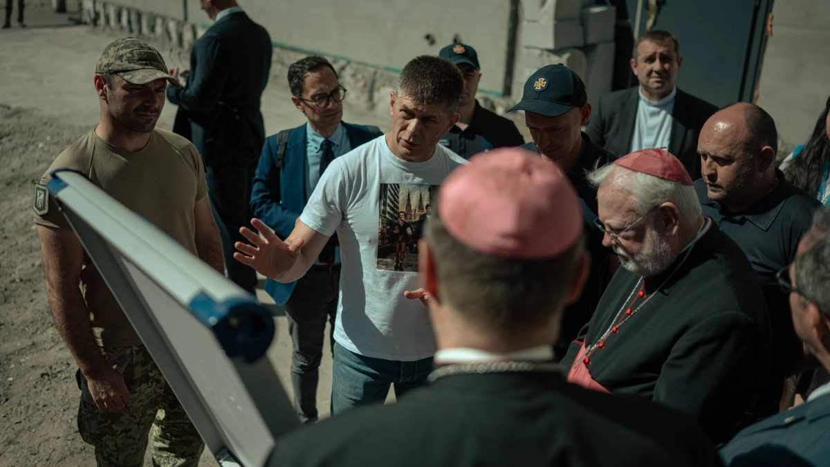 Представники Ватикану та ООН оглянули зруйнований будинок у Дарниці, де загинули 24 людини
