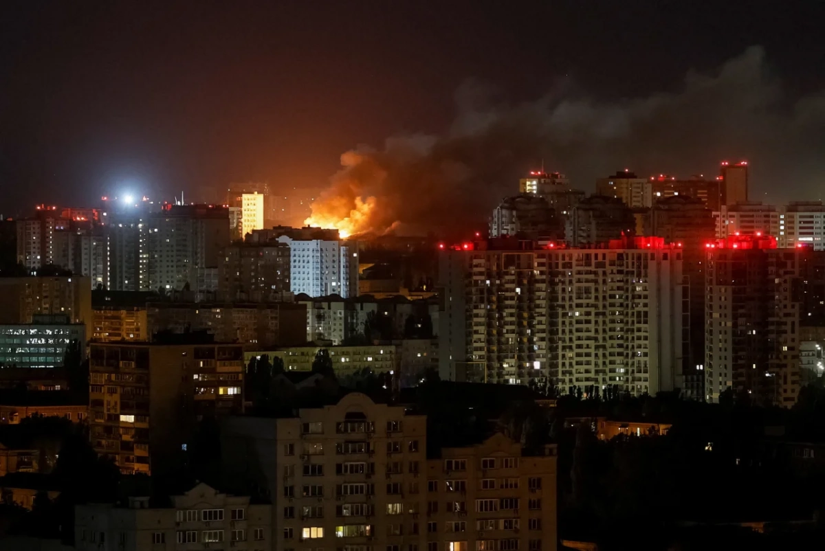 Росія масовано атакувала Київ балістикою: загиблий, 15 постраждалих і пожежі у п’яти районах