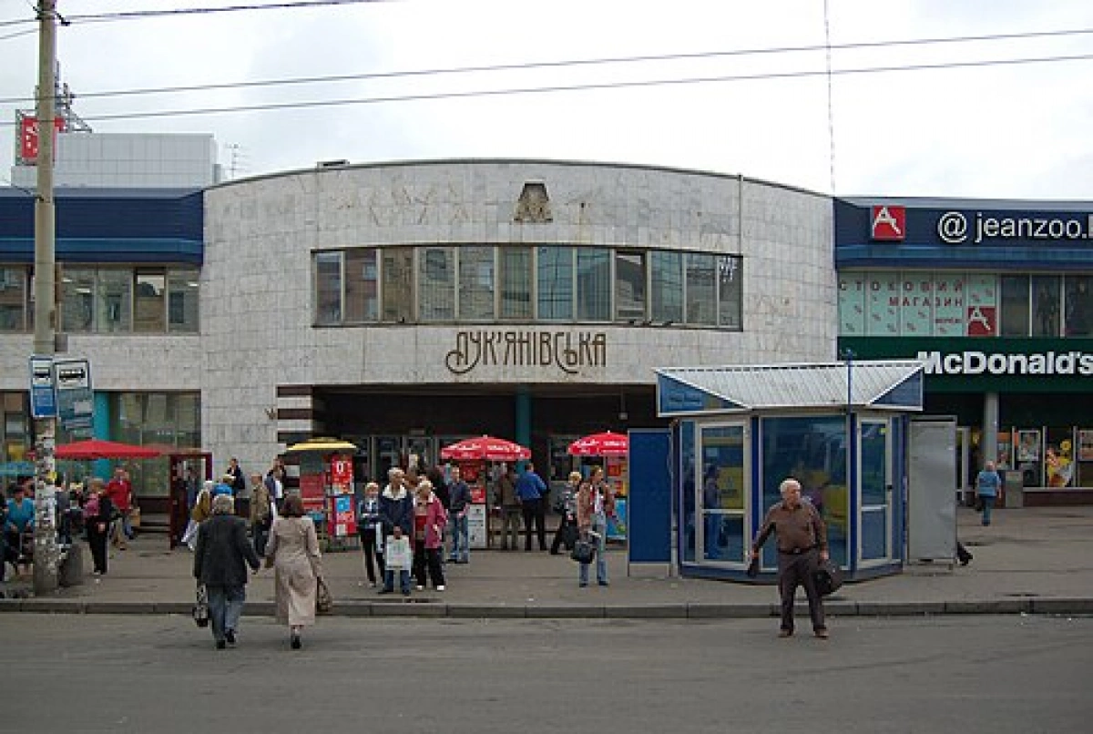 Біля метро «Лук’янівська» у Києві облаштовують тимчасовий наземний пішохідний перехід