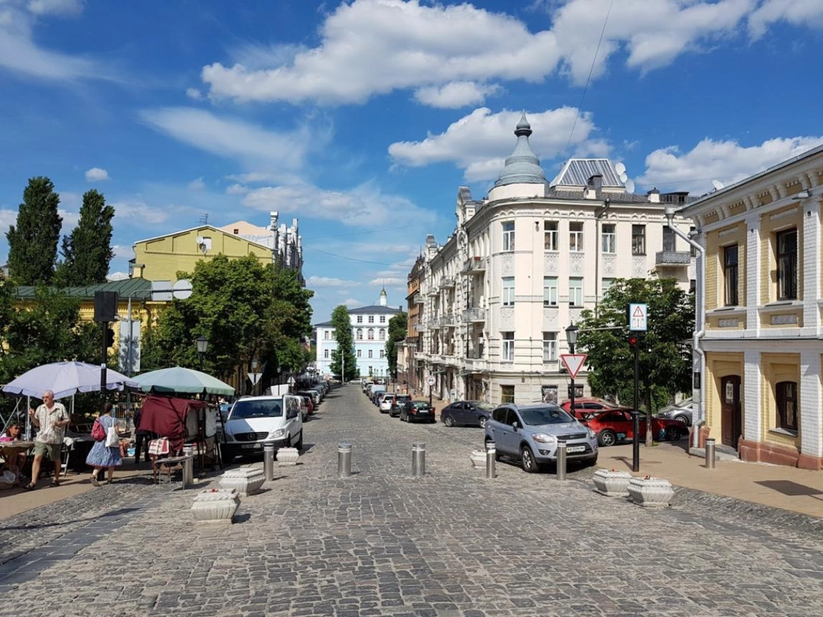 Андріївський узвіз у Києві: боларди оновлять, а 1500 автомобілів вилучили з бази доступу