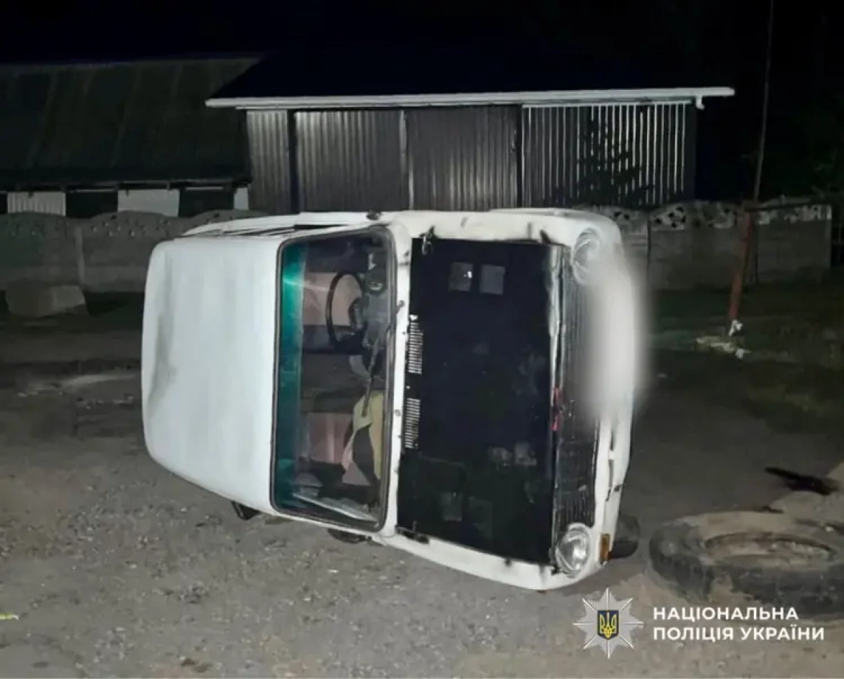 На Київщині п'яний 17-річний водій влетів у зупинку з людьми: троє постраждалих