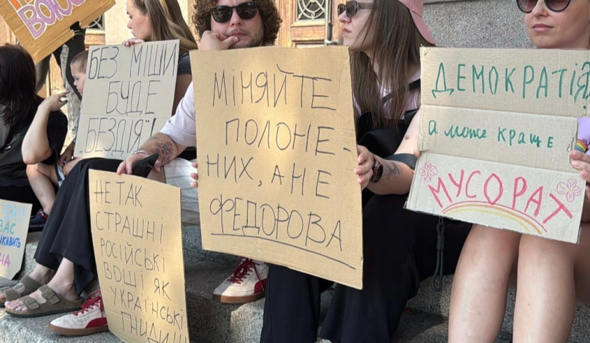 Українець створив онлайн-галерею протестних плакатів: на сайті вже понад 1100 «картонок»