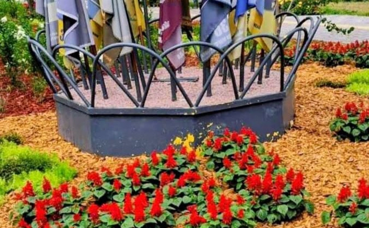 На Оболоні на Алеї пам’яті Героїв створили квіткову композицію у вигляді калини