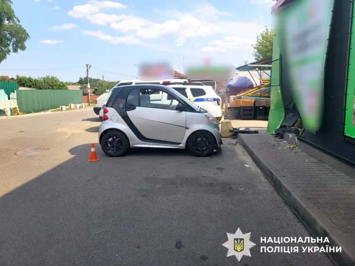 На Київщині п'яна водійка Smart збила пенсіонерку та врізалася у супермаркет