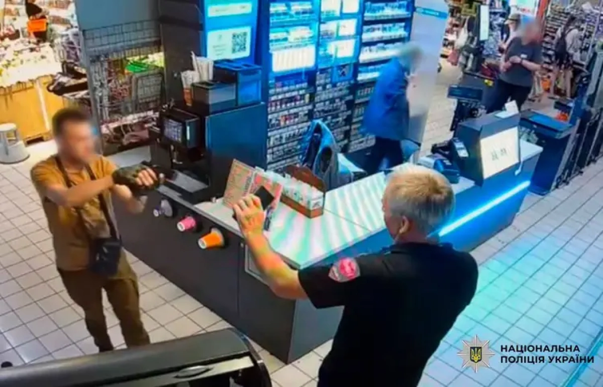 На Оболоні чоловік відкрив стрілянину в супермаркеті: поліція затримала зловмисника
