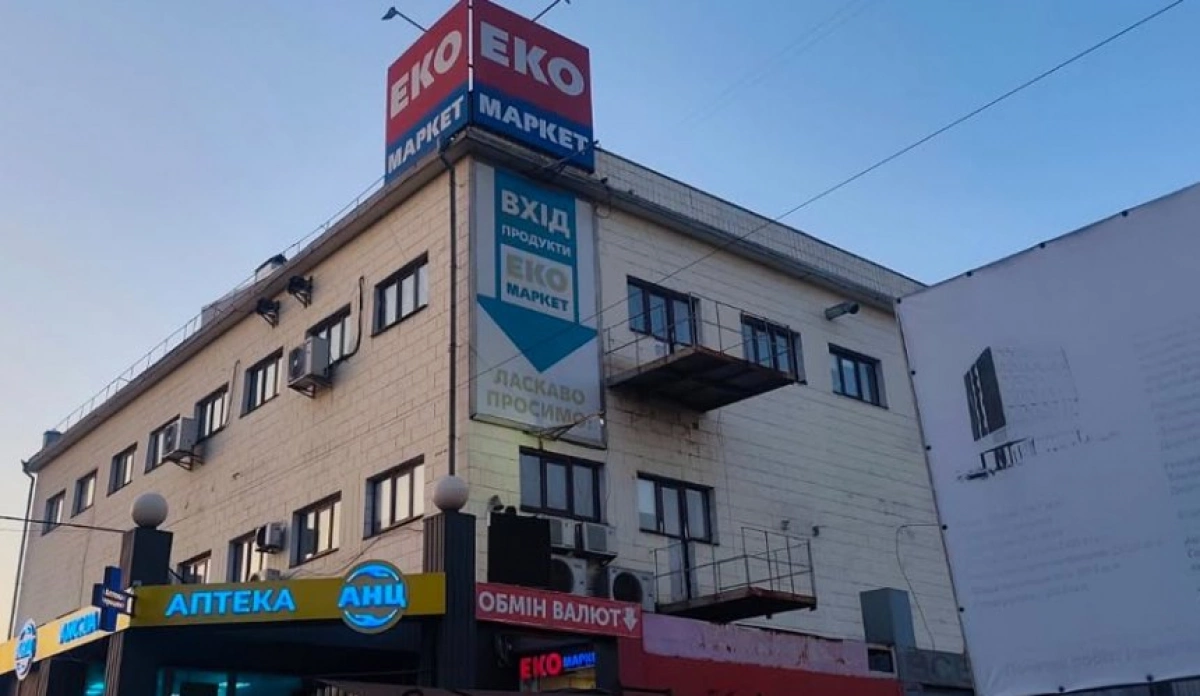 У Києві за пів року демонтували понад 3,2 тисячі незаконних вивісок