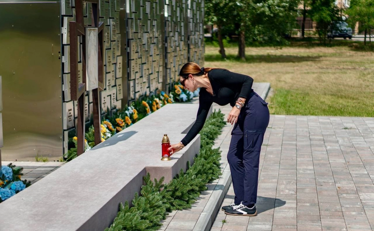 Лора Лумер у Києві відвідала Бучу, Лавру та McDonald’s на Лук’янівці: що побачила блогерка