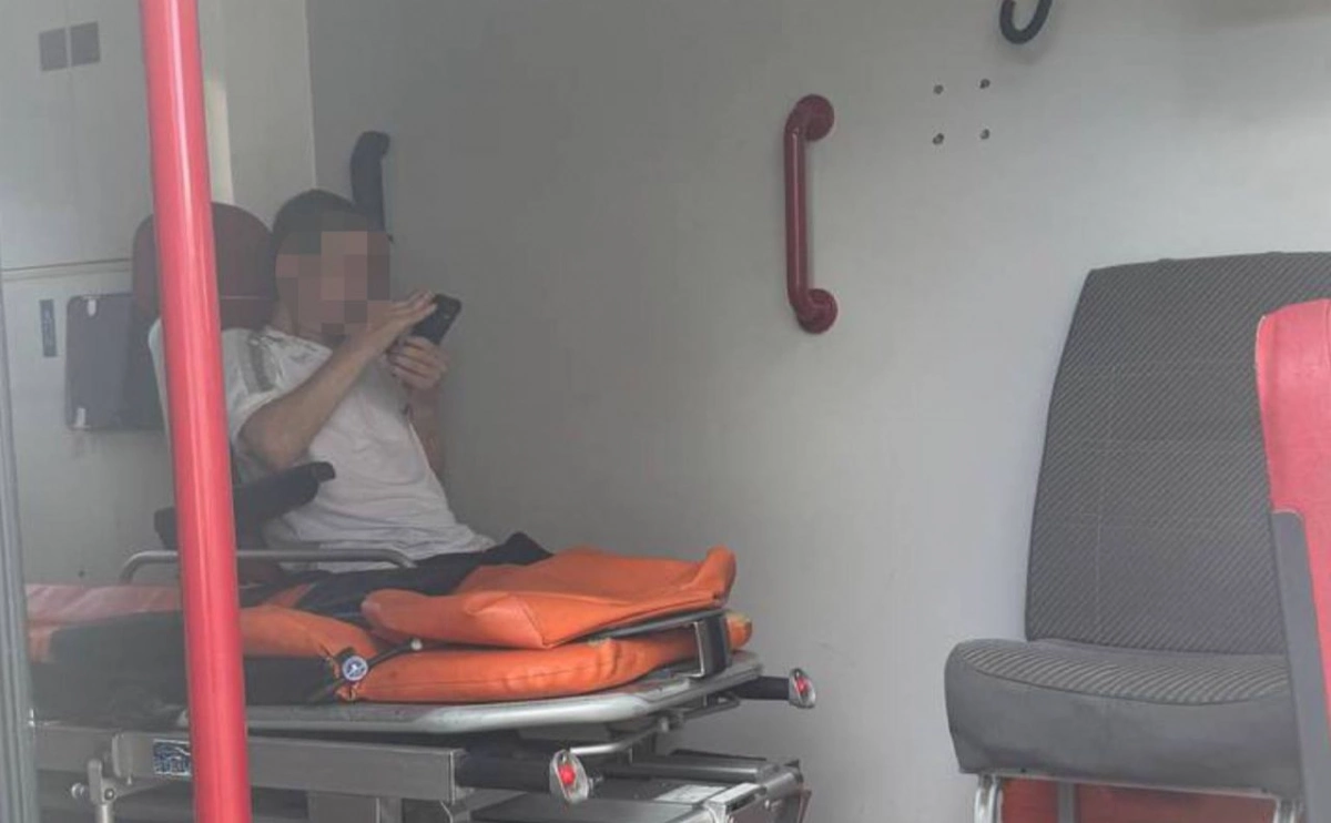 У київський ліцей увірвався чоловік із тесаком: охорона передала його медикам