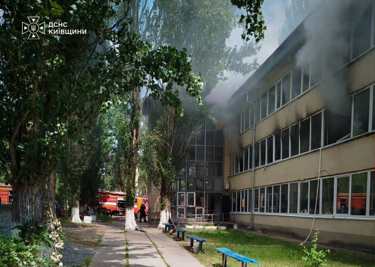 Пожежа спалахнула в центрі для бездомних на Київщині - евакуювали 40 людей