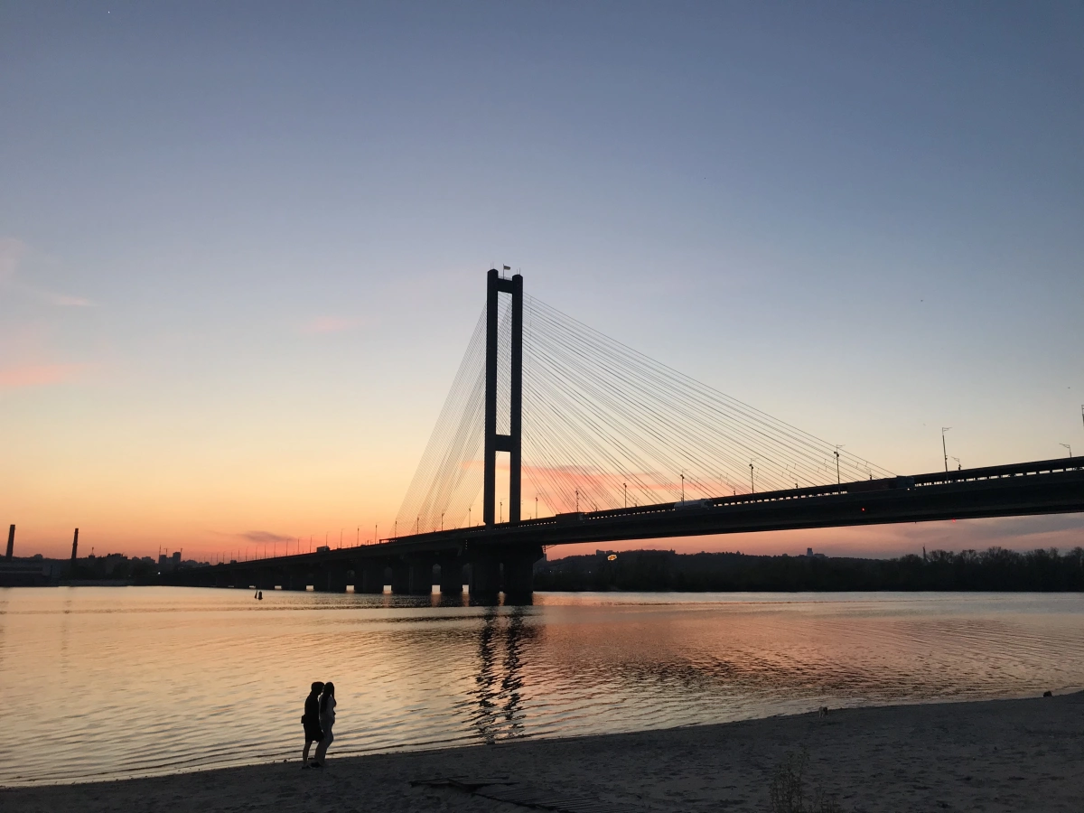 На Південному мосту на три доби звузять рух у бік правого берега