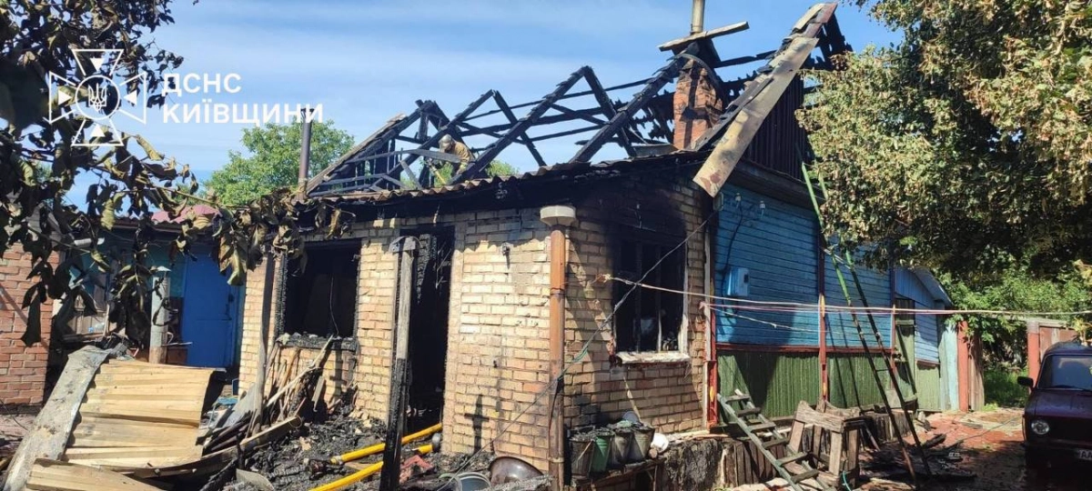 На Київщині під час пожежі в будинку загинула людина, ще одну госпіталізували