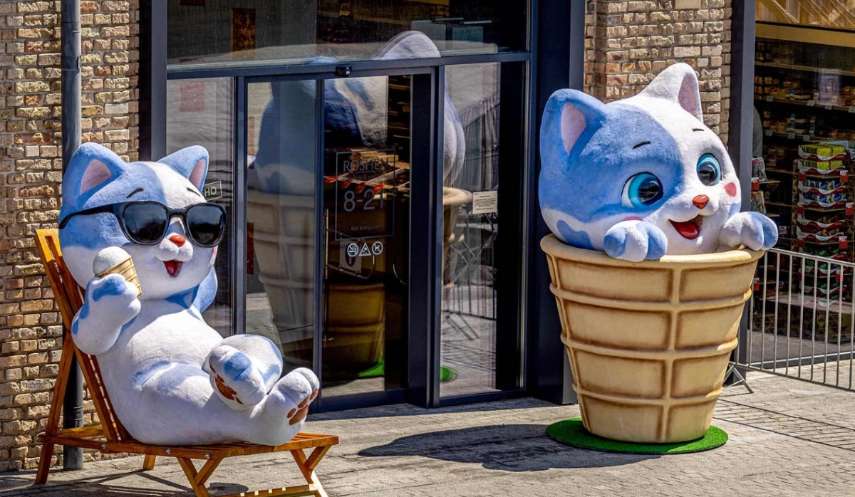 Біля Roshen Plaza у Києві встановили фотозону з гігантськими котиками