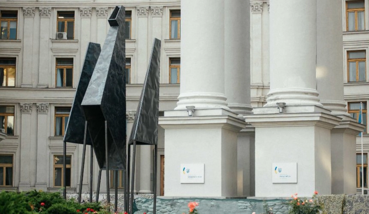 Біля МЗС у Києві встановили восьмиметрову скульптуру «Фенікс»: що вона символізує