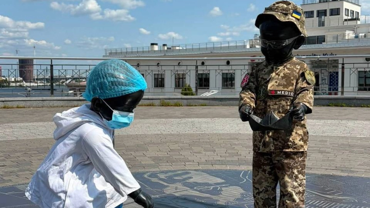 Малюків-засновників Києва переодягнули до Дня медичних працівників