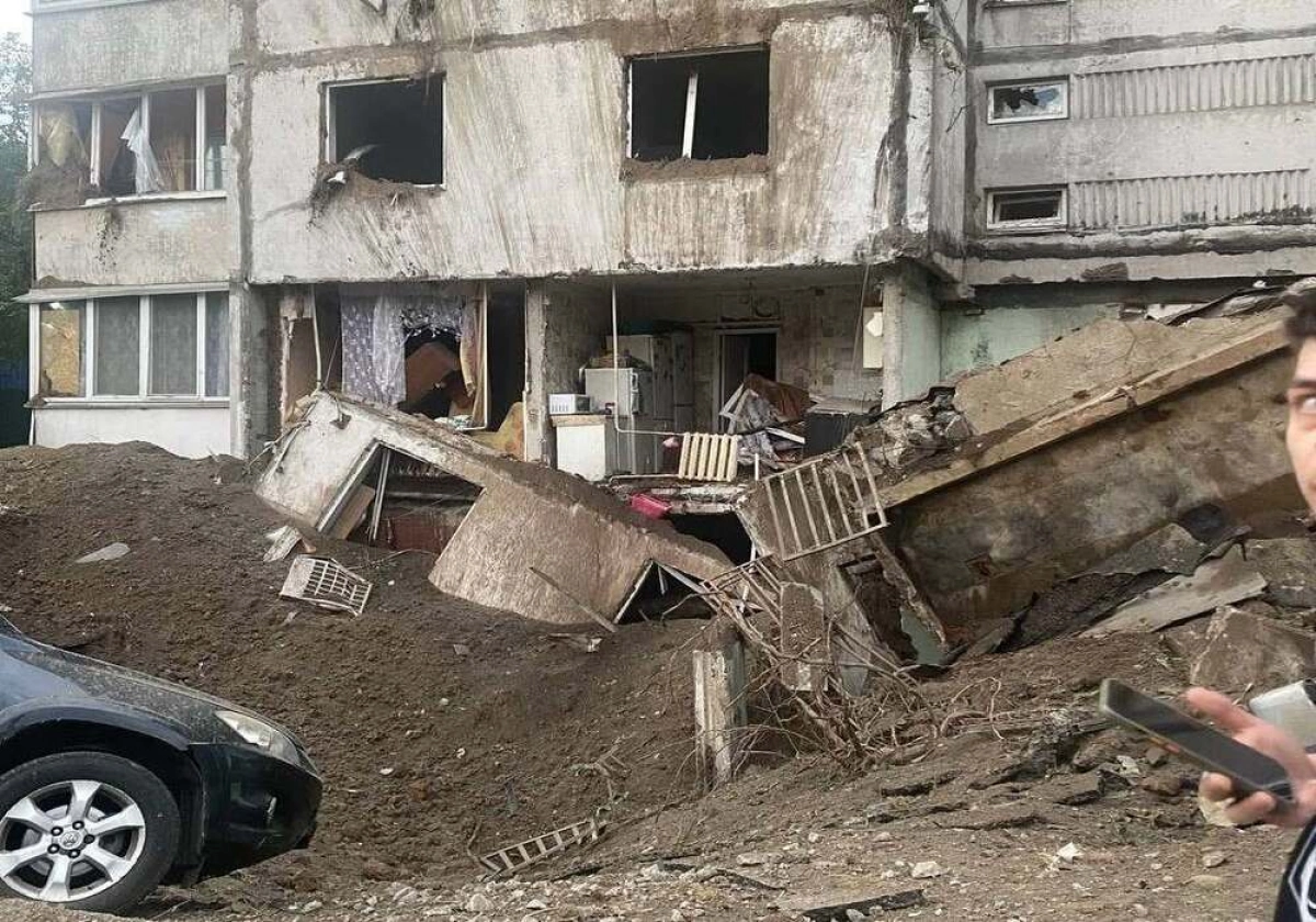 Мешканці зруйнованого будинку в Києві три тижні живуть у наметах і не можуть отримати допомогу