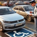 Як у Києві боротимуться з порушниками, які паркуються на місцях для людей з інвалідністю