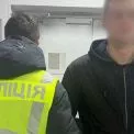 У Києві двоє молодиків напали на військового через гроші