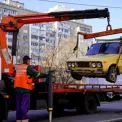Київ активно евакуює покинуті та пошкоджені автомобілі: що чекає на власників
