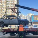 Дарницю звільняють від покинутих автівок: які машини вже прибрали