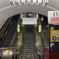 У метро Києва встановили нові наліпки з правилами безпеки на ескалаторах