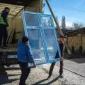 Відновлення після російської атаки: у Бучі міняють вікна, пошкоджені дронами