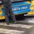 Хуліганство у Києві: молодики розмалювали тролейбус після ДТП