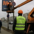 У Києві прибирають незаконну рекламу: де саме і чому