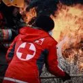 Жінка на Київщині підпалила сусідську будівлю, спалюючи траву