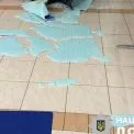 Київ: у ТЦ скло впало просто на дітей! Дівчинка — в лікарні