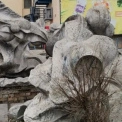 Активісти в Києві очистили композицію “Водограй” на Троєщині: пам’ятка повертає свою красу