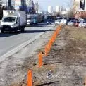 Як Київ бореться з паркуванням на газонах: нові стовпчики