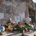 Зеленський поклав квіти на місці влучення ракети у Києві