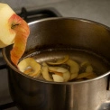 Яблучні шкірки врятують каструлі: натуральний спосіб, який працює