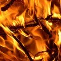 Масштабна пожежа на Позняках: вогонь охопив кілька МАФів