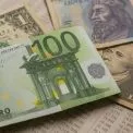 Долар і євро знову впали: новий курс валют від НБУ
