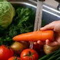 У якій воді мити овочі та зелень: помилки, яких варто уникати, і поради кухарів