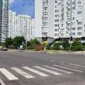У Дарницькому районі Києва відкрили сучасний безбар’єрний пішохідний перехід: що зміниться для мешканців
