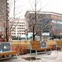 На Контрактовій площі в Києві встановили лавки з екранами для реклами
