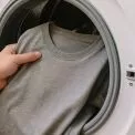 Як прати футболку, щоб вона не розтягнулася і не втратила форму: головні правила