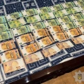 Замість 10 тисяч — лише 3,5: у Києві продавали фальшиву валюту